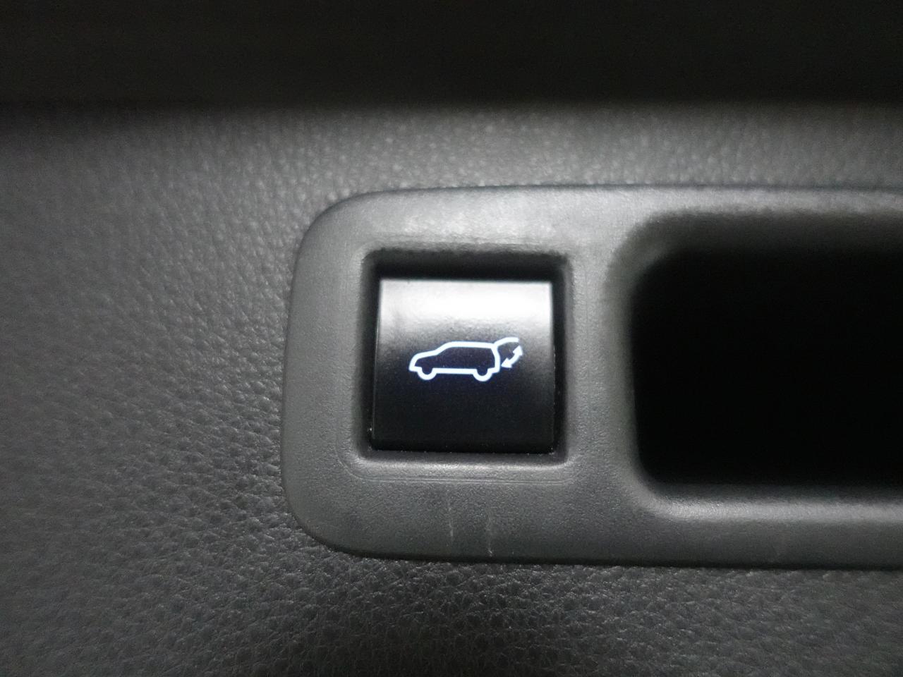 2020 Toyota Highlander XLE | AWD | Leather | Sunroof | BSM | CarPlay Photo