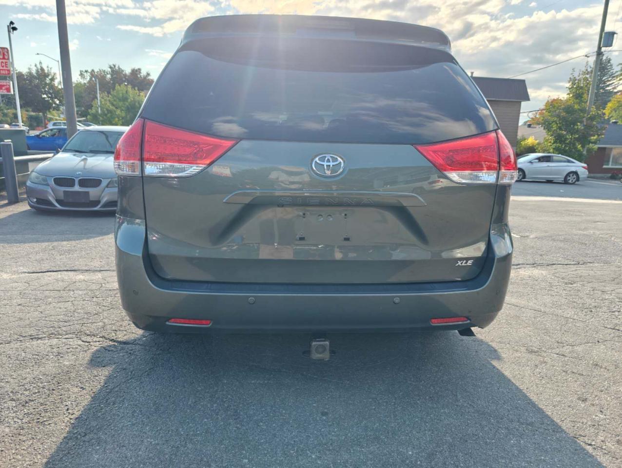 2012 Toyota Sienna 5dr V6 XLE 7-Pass FWD - Photo #4