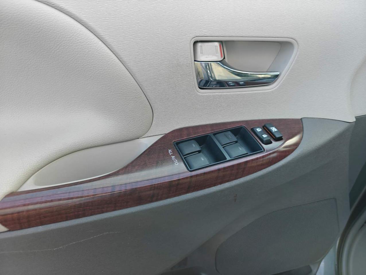 2012 Toyota Sienna 5dr V6 XLE 7-Pass FWD - Photo #9