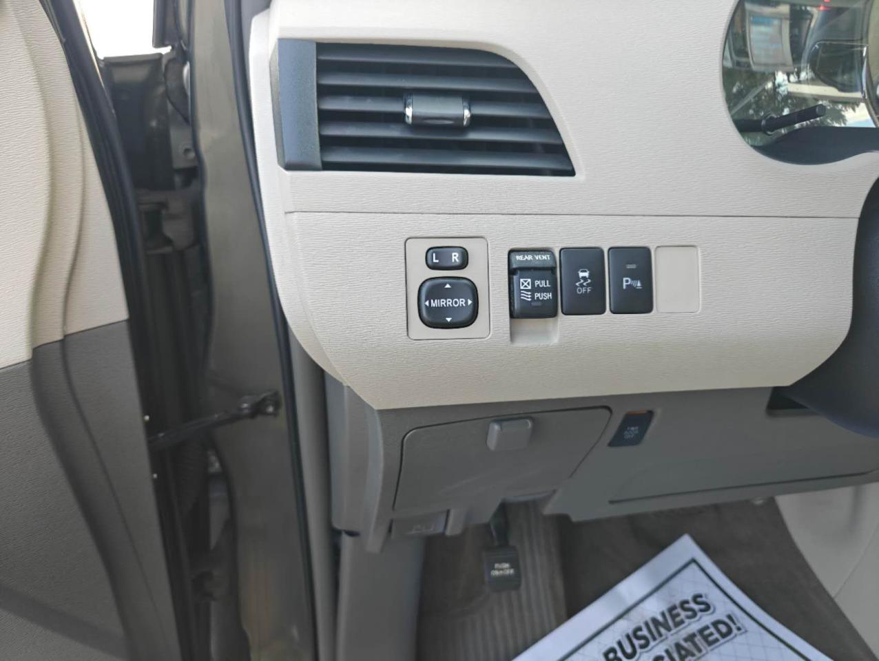 2012 Toyota Sienna 5dr V6 XLE 7-Pass FWD - Photo #10