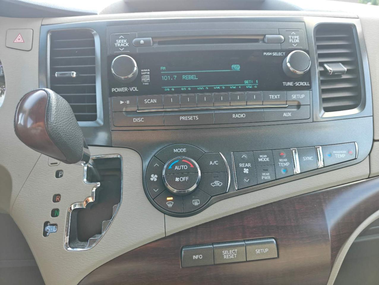 2012 Toyota Sienna 5dr V6 XLE 7-Pass FWD - Photo #14
