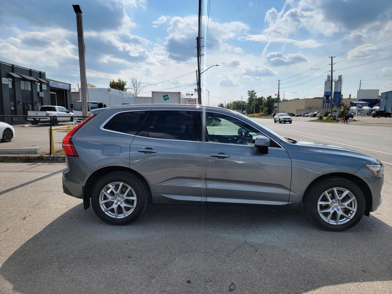 2021 Volvo XC60 T5 AWD Momentum Photo3