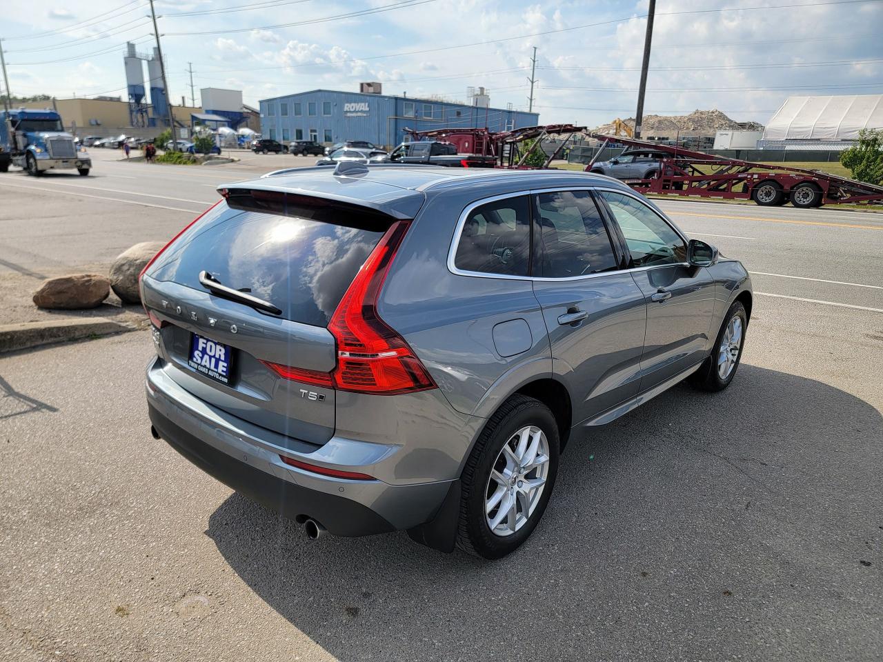 2021 Volvo XC60 T5 AWD Momentum Photo4