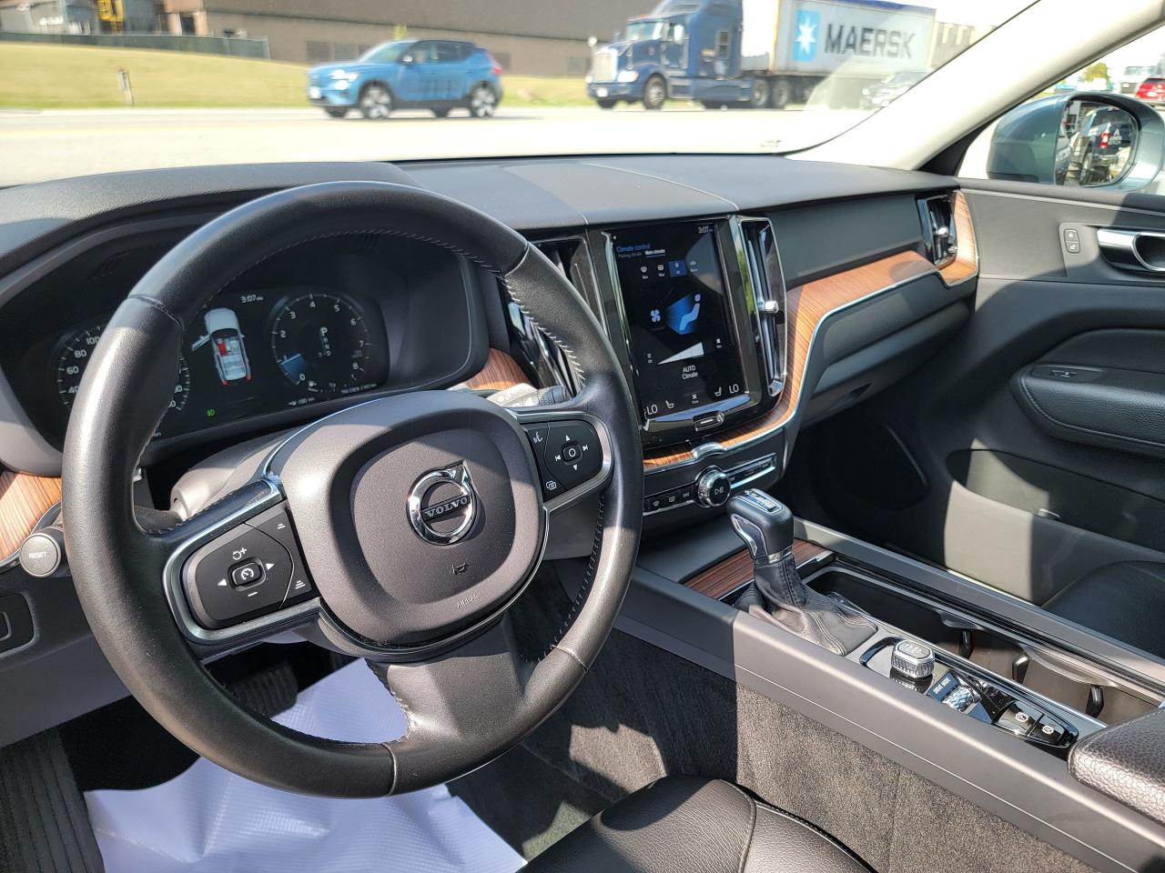 2021 Volvo XC60 T5 AWD Momentum - Photo #10