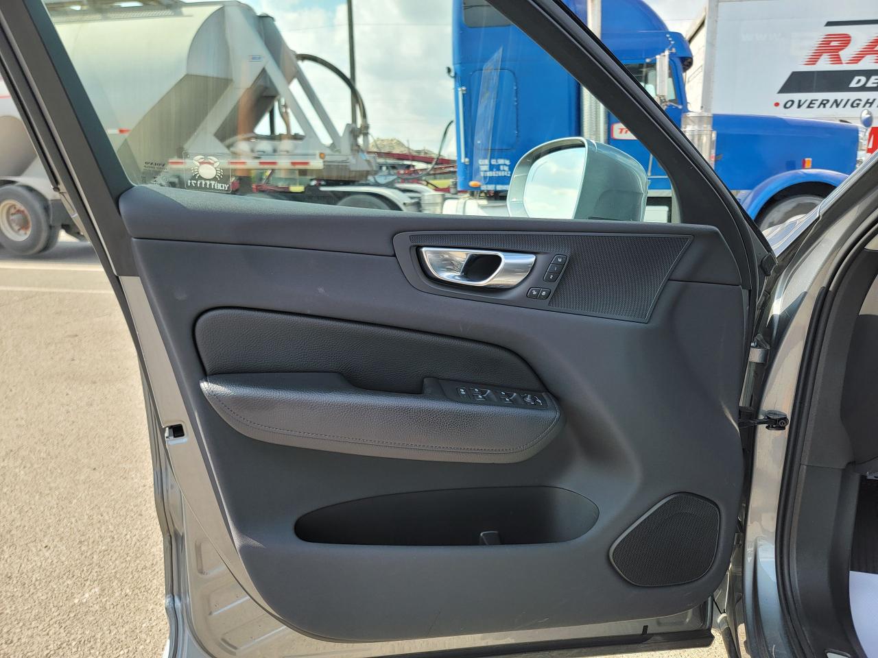 2021 Volvo XC60 T5 AWD Momentum - Photo #12