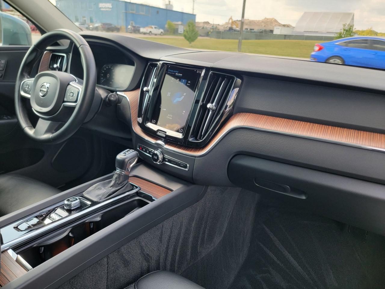 2021 Volvo XC60 T5 AWD Momentum - Photo #17