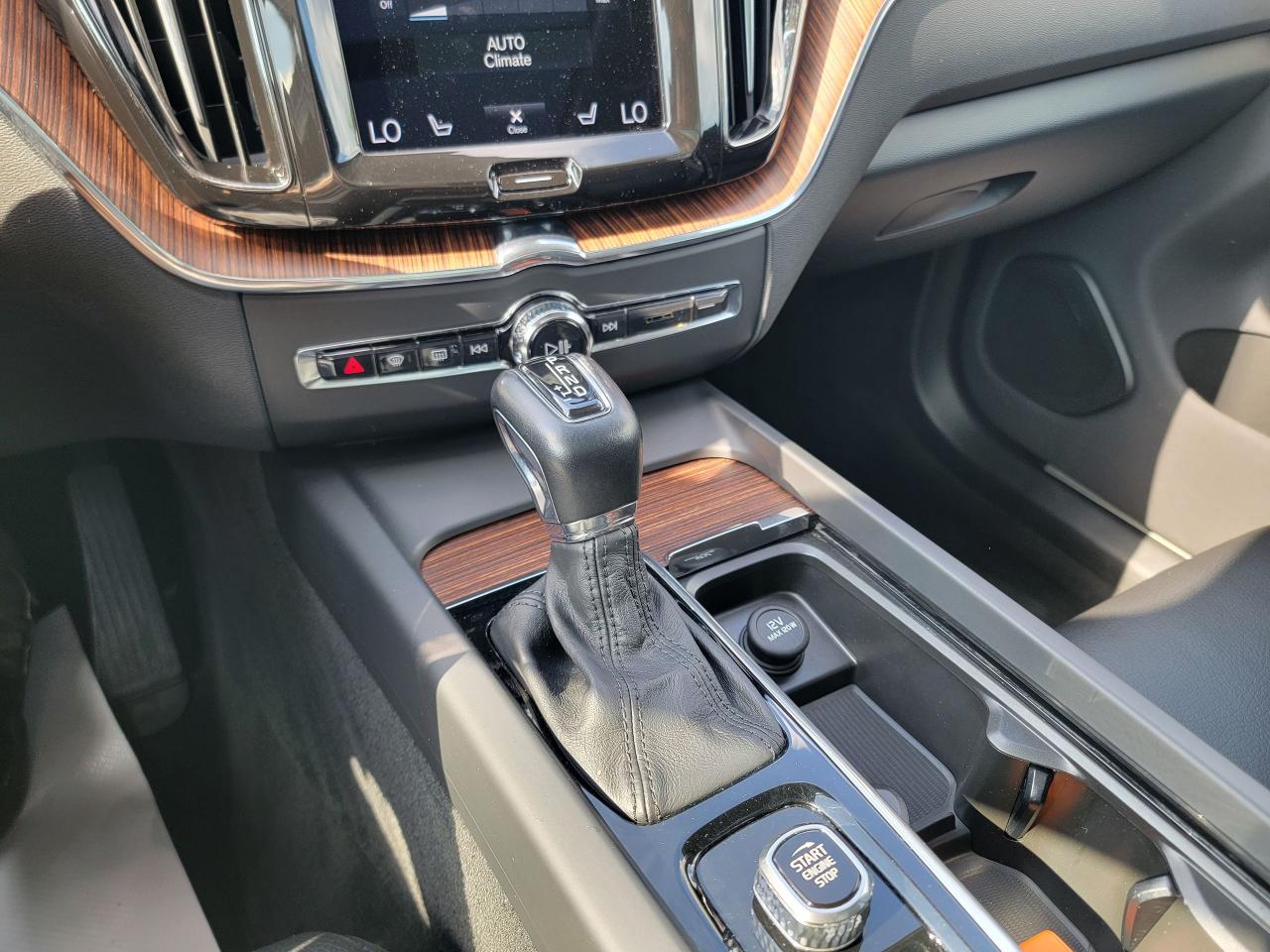 2021 Volvo XC60 T5 AWD Momentum - Photo #20