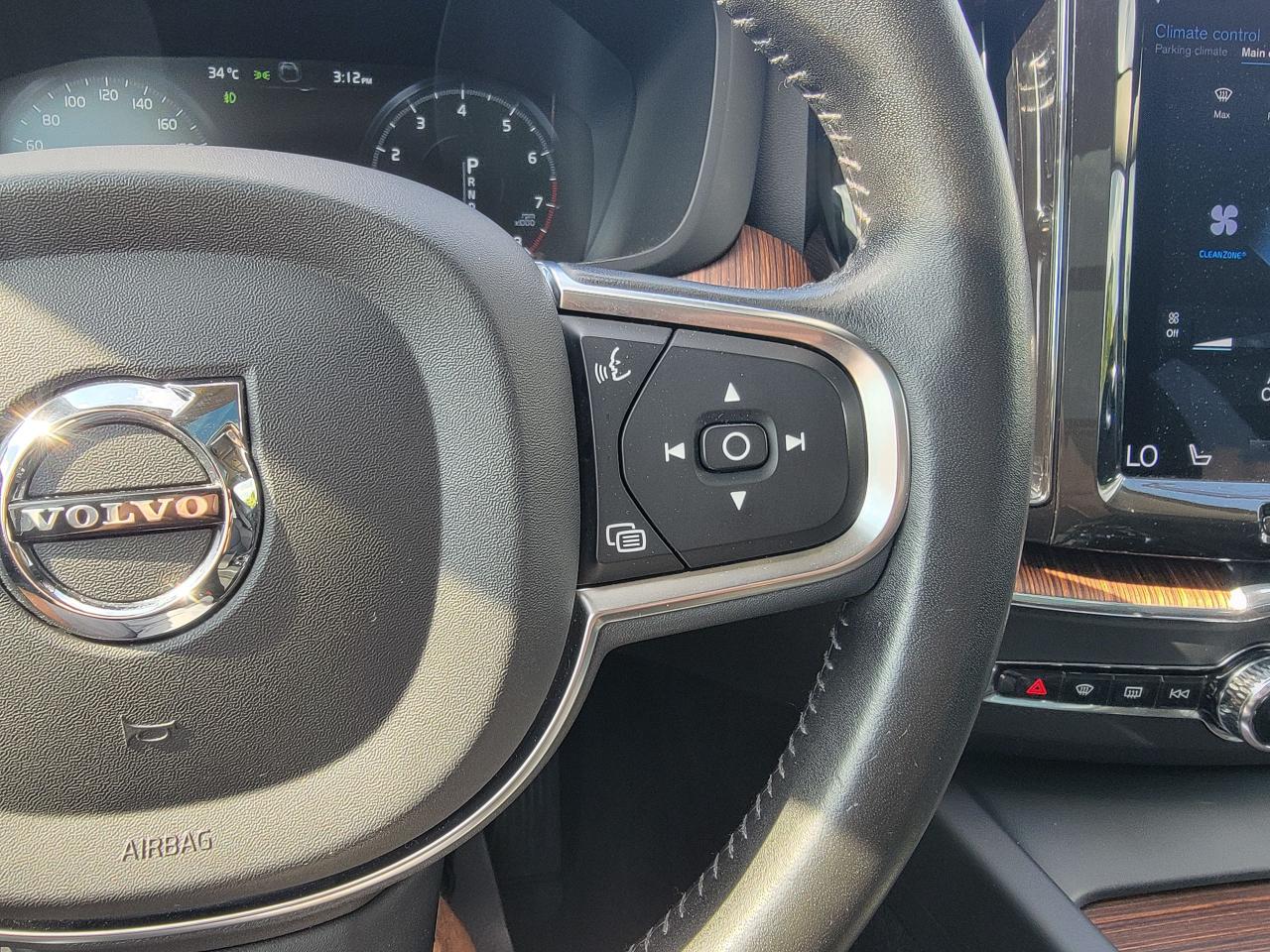 2021 Volvo XC60 T5 AWD Momentum - Photo #22