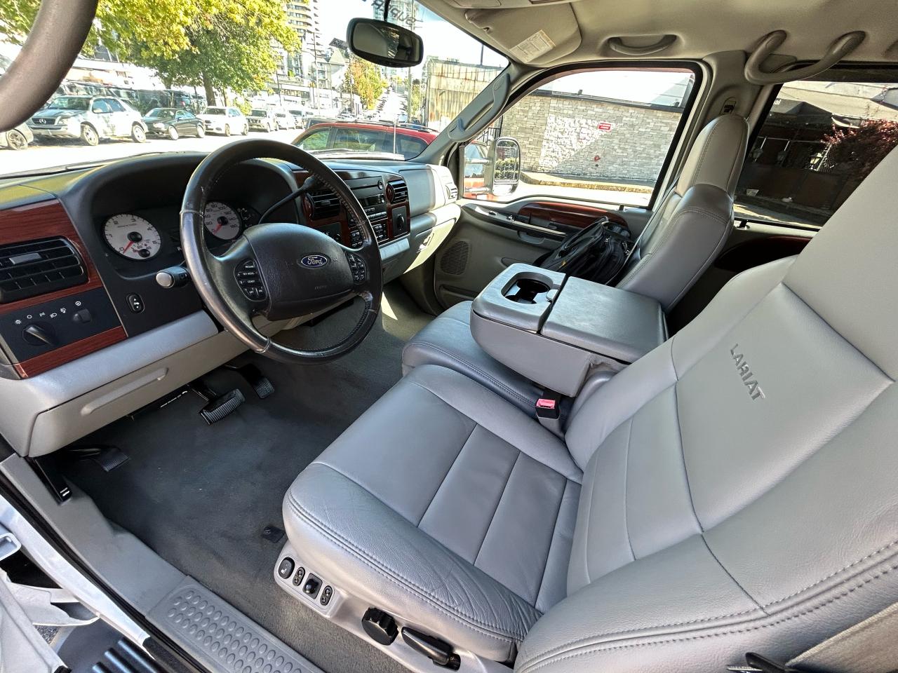 2005 Ford SUPER DUTY F-350 DRW Lariat - Photo #6