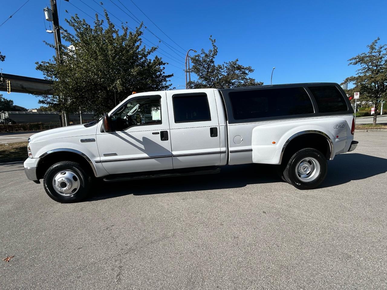 2005 Ford SUPER DUTY F-350 DRW Lariat - Photo #2