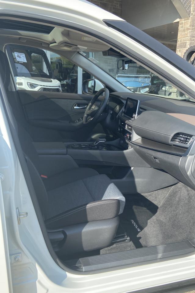 2023 Nissan Rogue SV MOONROOF Photo