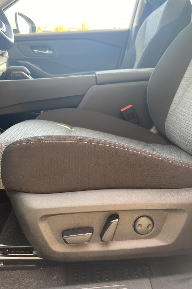 2023 Nissan Rogue SV MOONROOF Photo3