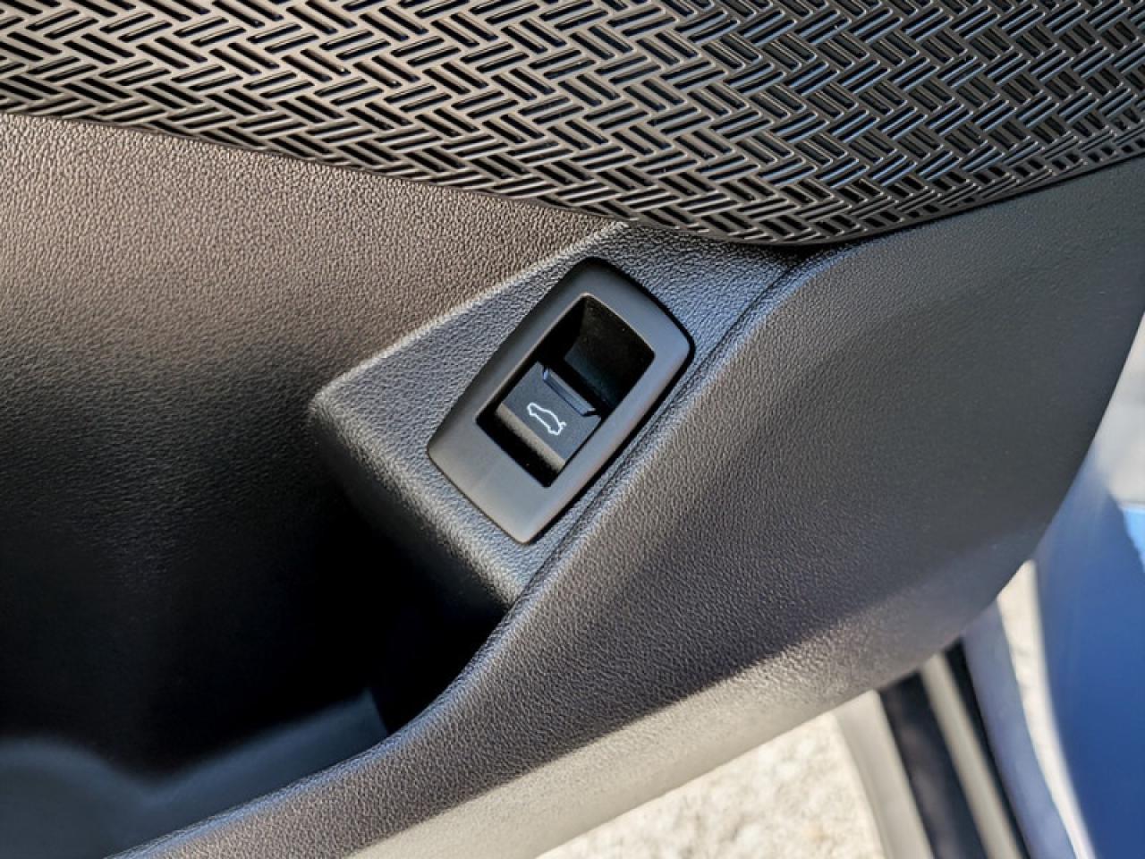 2023 BMW X1 xDrive28i  **PREMIUM ESSENTIAL PACKAGE** Photo