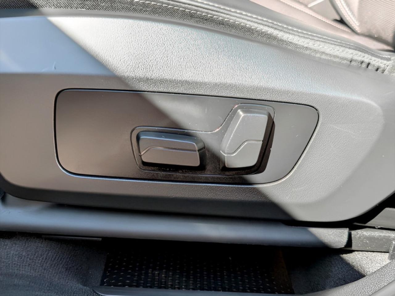 2023 BMW X1 xDrive28i  **PREMIUM ESSENTIAL PACKAGE** Photo