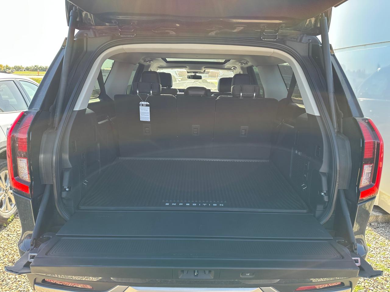 2025 Ford Expedition PLATINUM MAX 4x4 600A Photo4