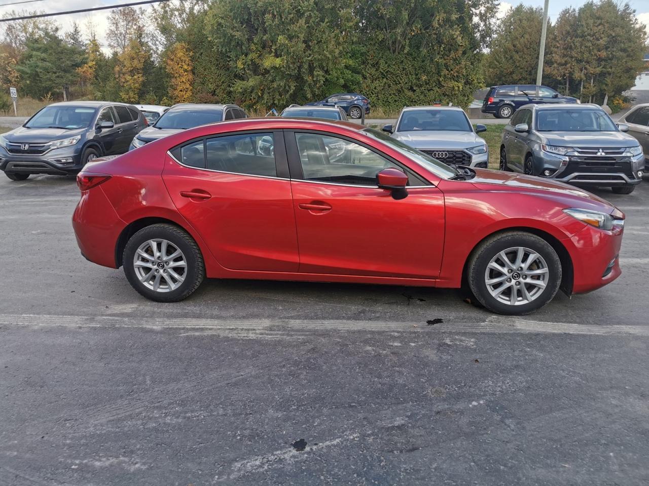 2018 Mazda MAZDA3 i Touring Photo3