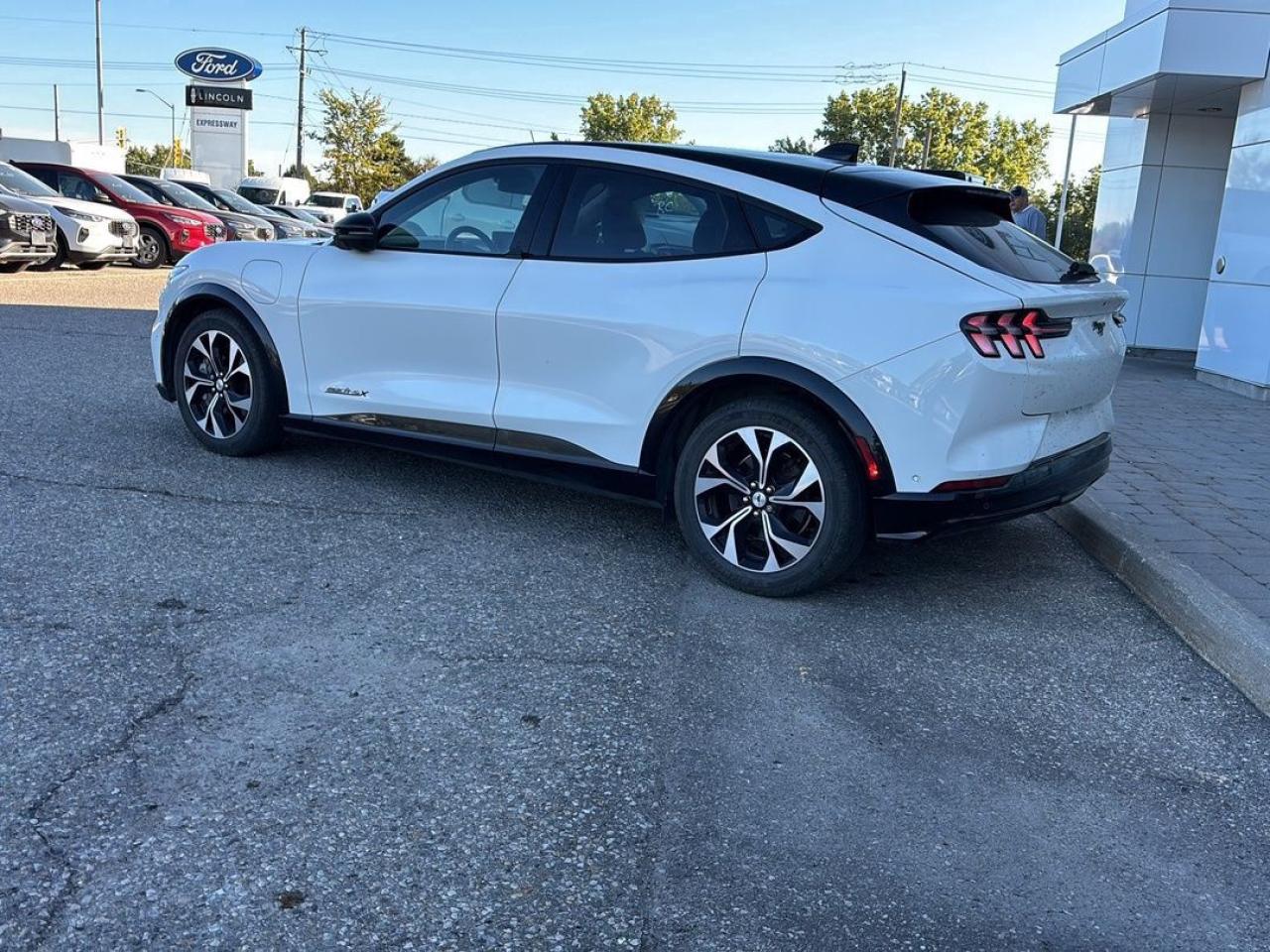 2022 Ford Mustang Mach-E PREMIUM, EXTENDED RANGE, LEATHER, GLASS ROOF, NAV! Photo