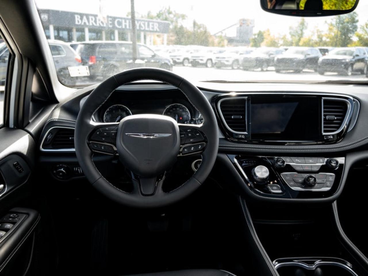 2026 Chrysler Pacifica Limited Photo2