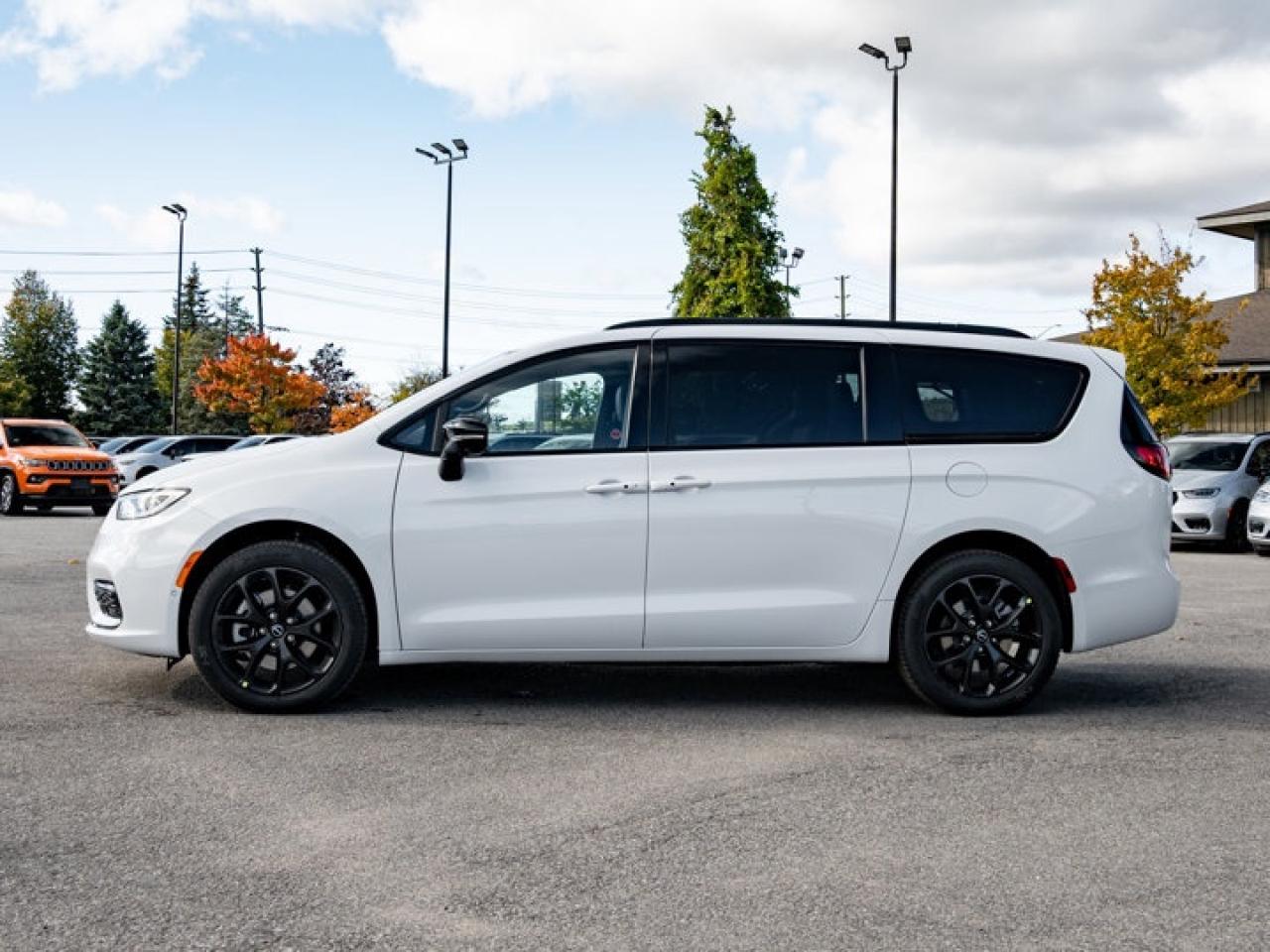 2026 Chrysler Pacifica Limited Photo4