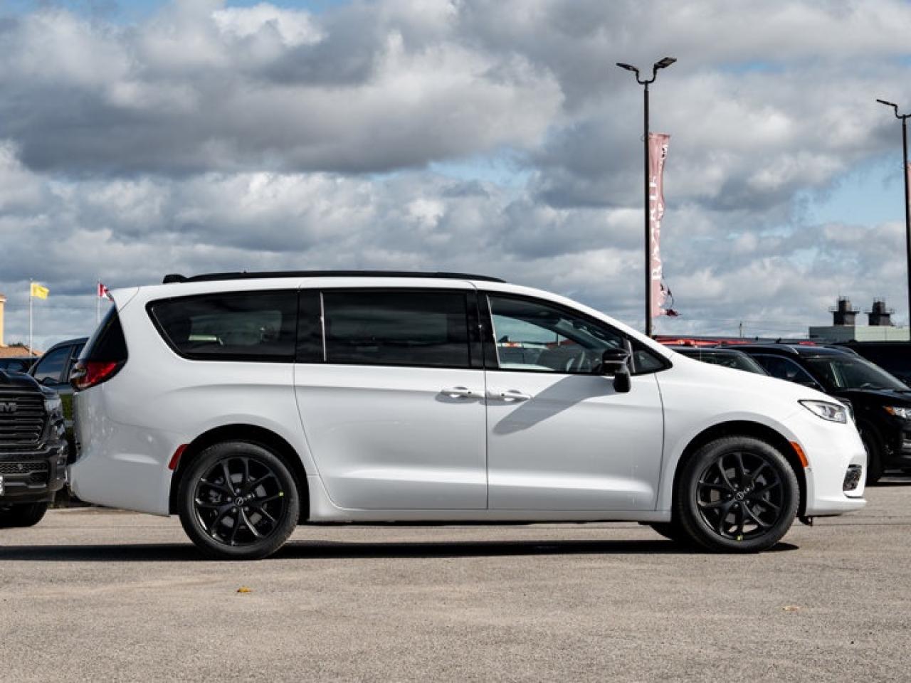 2026 Chrysler Pacifica Limited Photo