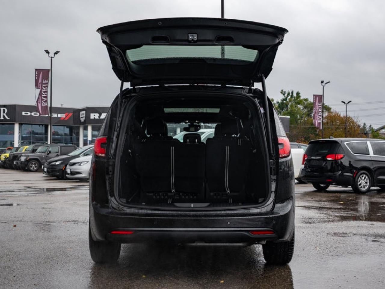 2026 Chrysler Pacifica Select Photo