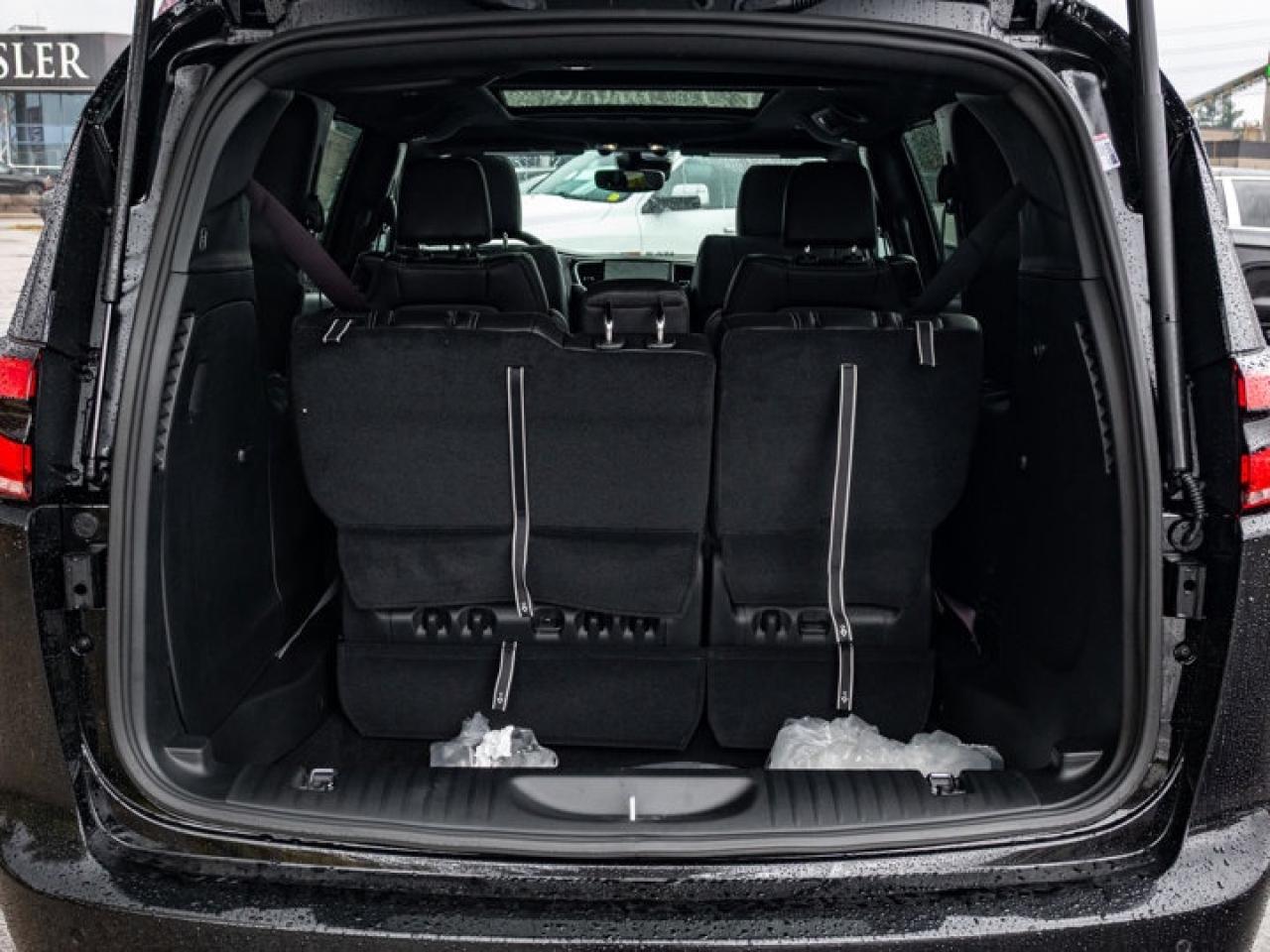 2026 Chrysler Pacifica Select Photo