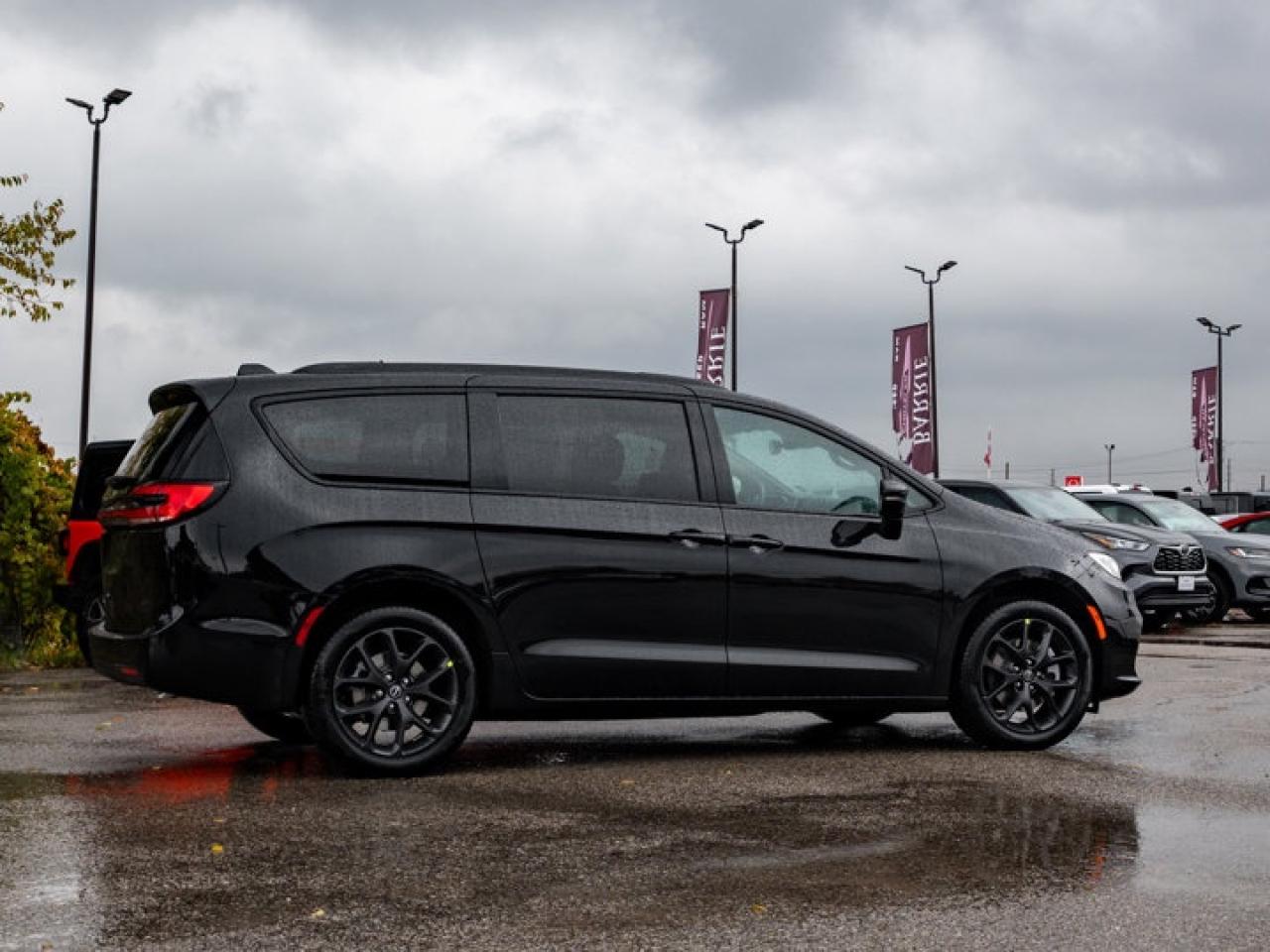 2026 Chrysler Pacifica Select Photo