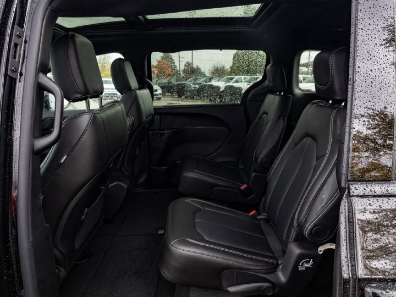 2026 Chrysler Pacifica Select Photo