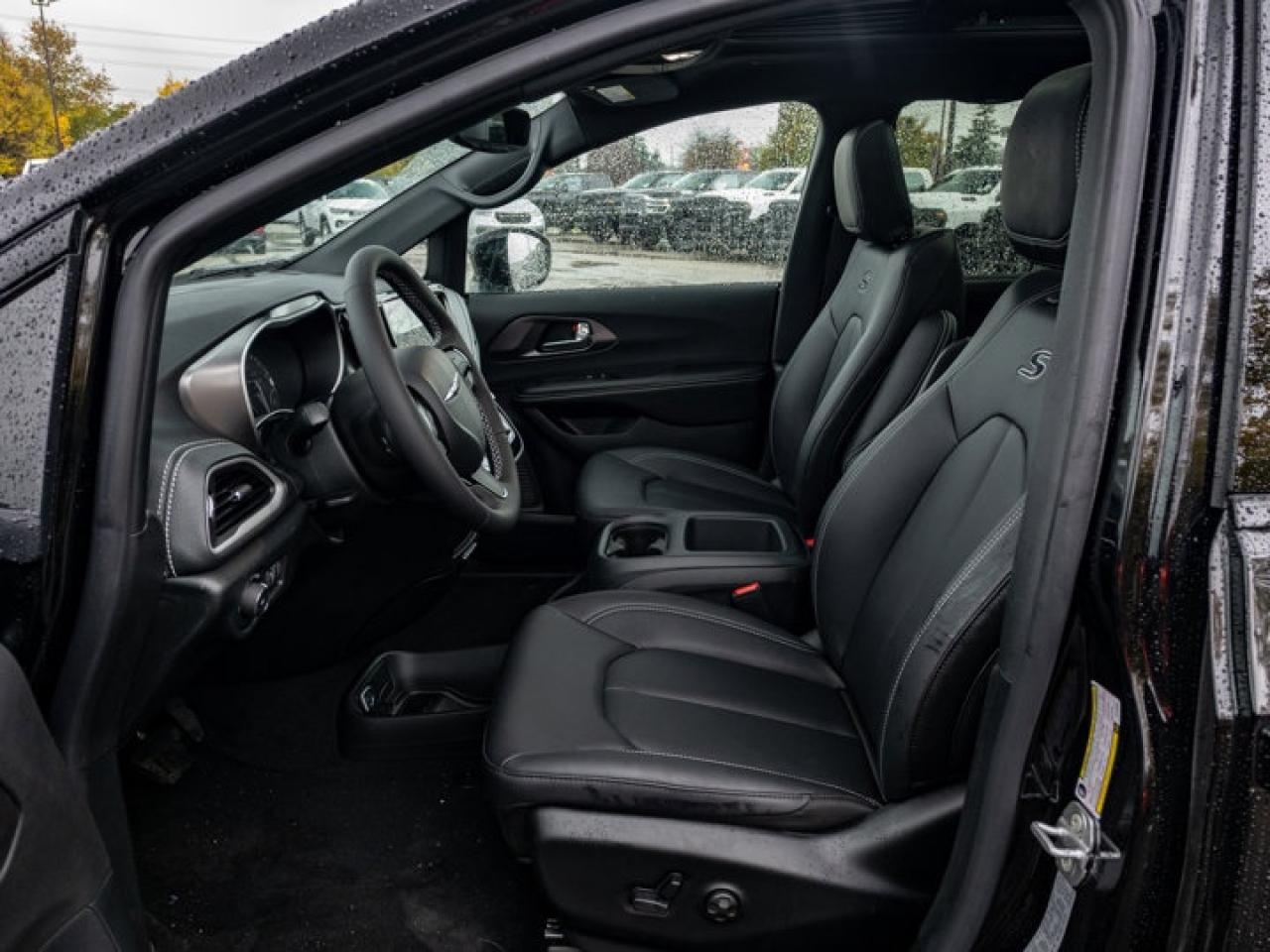 2026 Chrysler Pacifica Select Photo