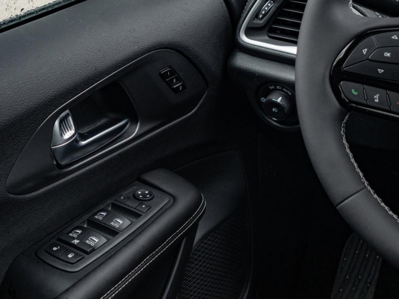 2026 Chrysler Pacifica Select Photo