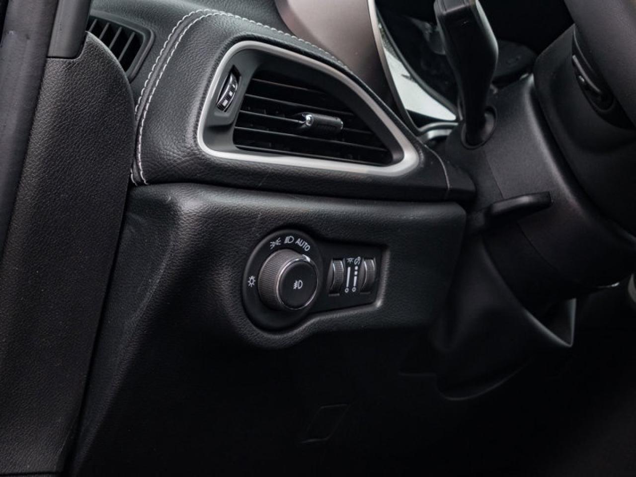 2026 Chrysler Pacifica Select Photo