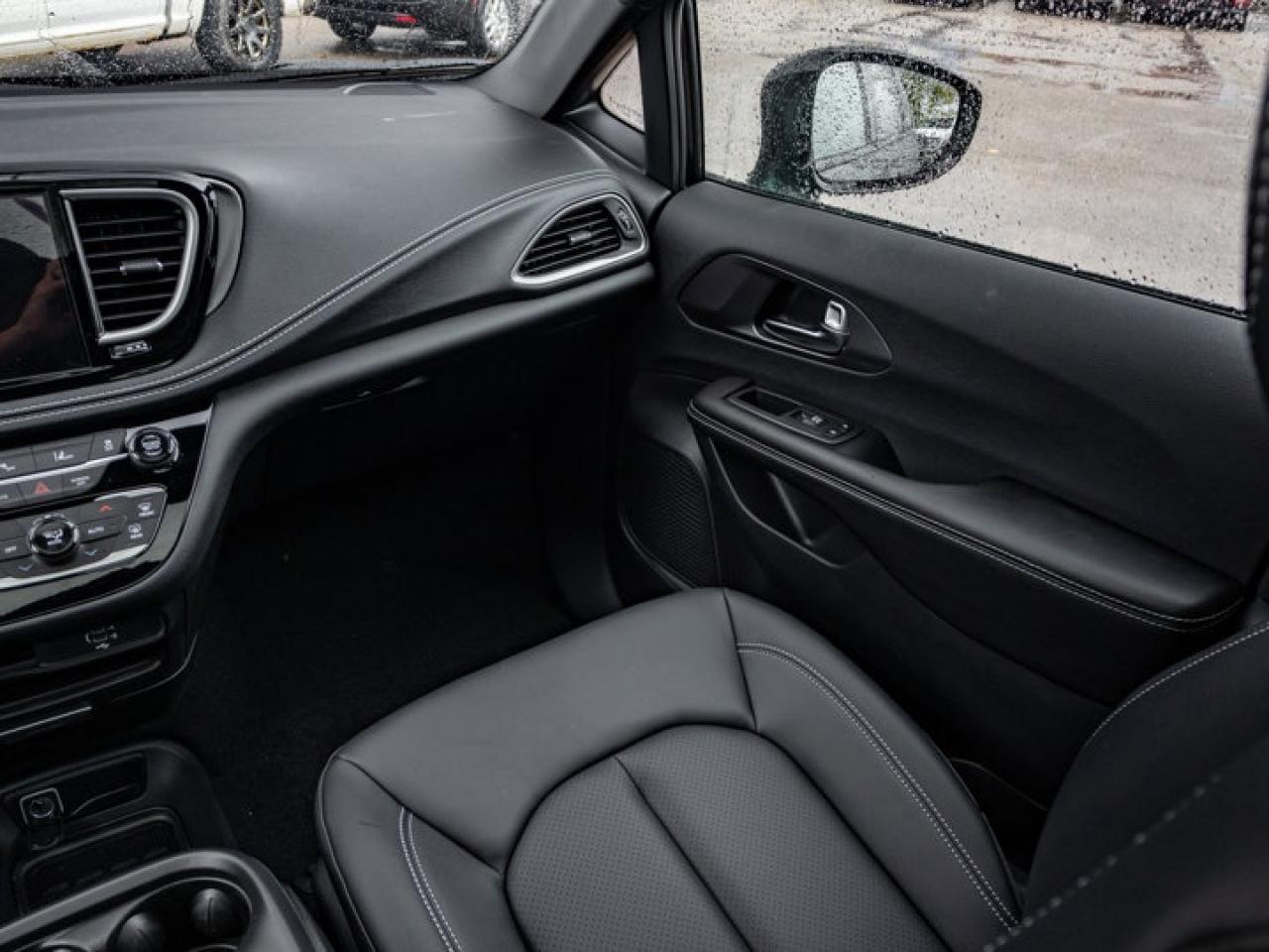 2026 Chrysler Pacifica Select Photo