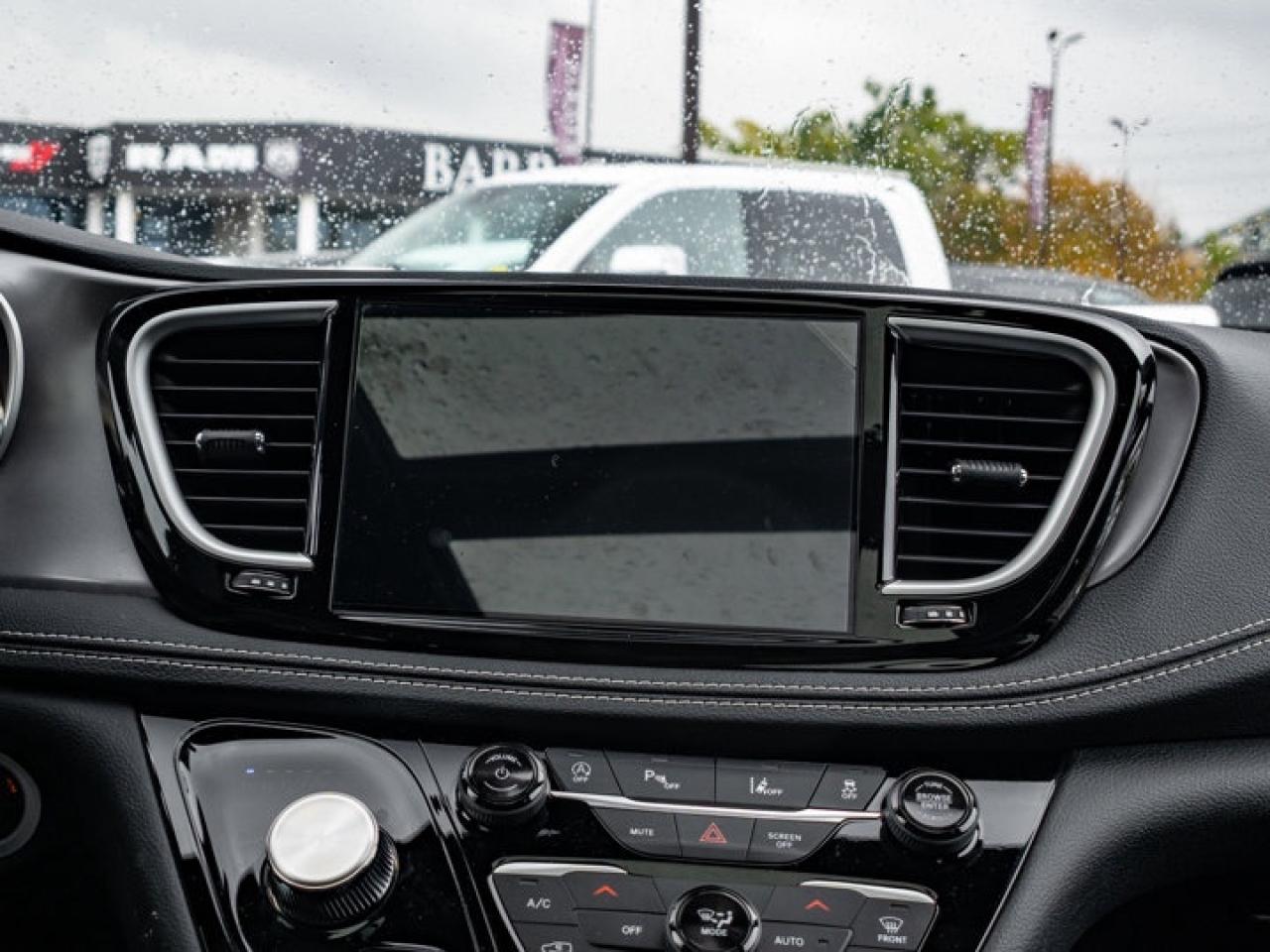 2026 Chrysler Pacifica Select Photo