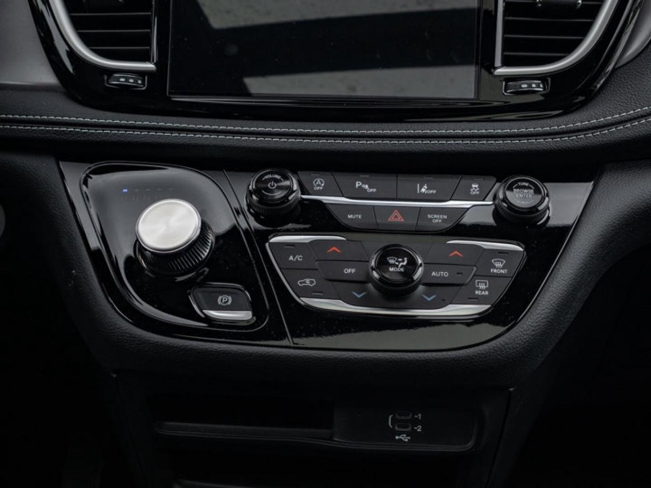 2026 Chrysler Pacifica Select Photo