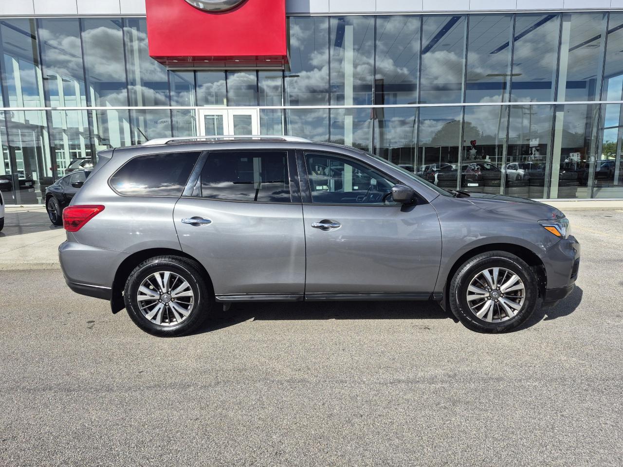 2018 Nissan Pathfinder SV Photo3