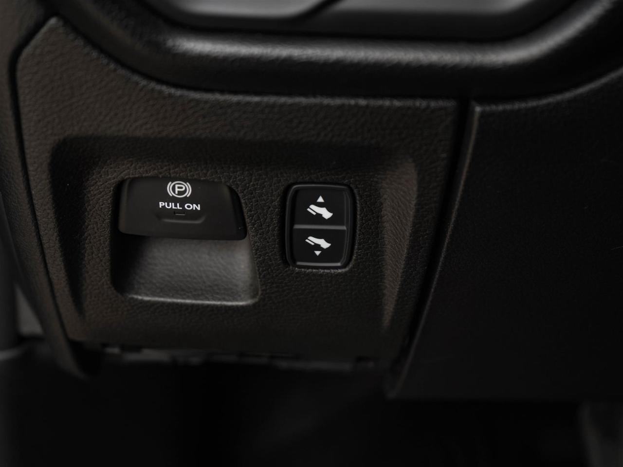 2019 RAM 1500 BIG HORN | V8 4x4 | NEW TIRES AND BRAKES | TOW PKG Photo