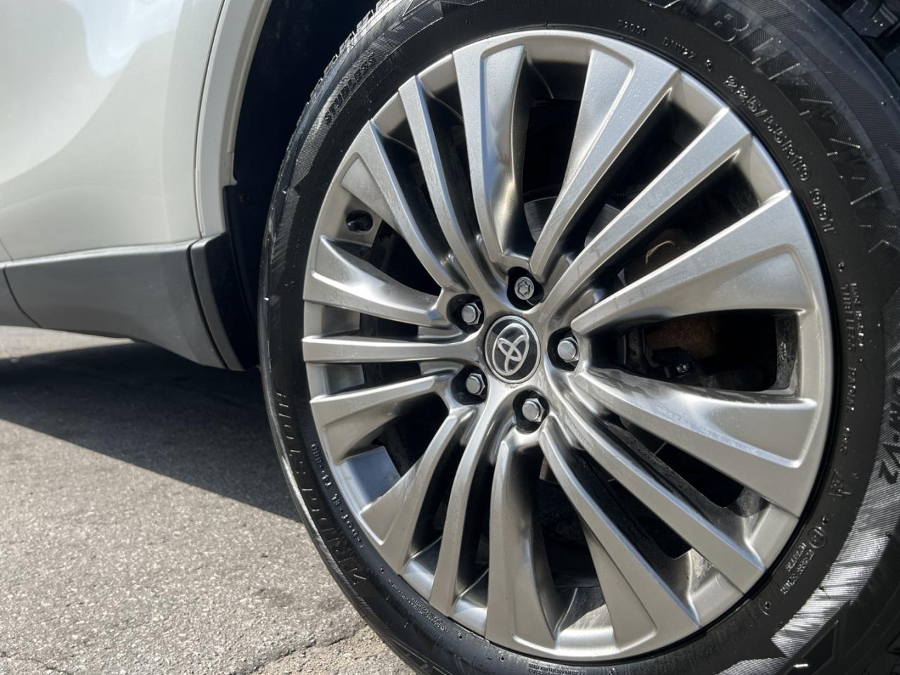 2022 Toyota Venza XLE - Photo #8