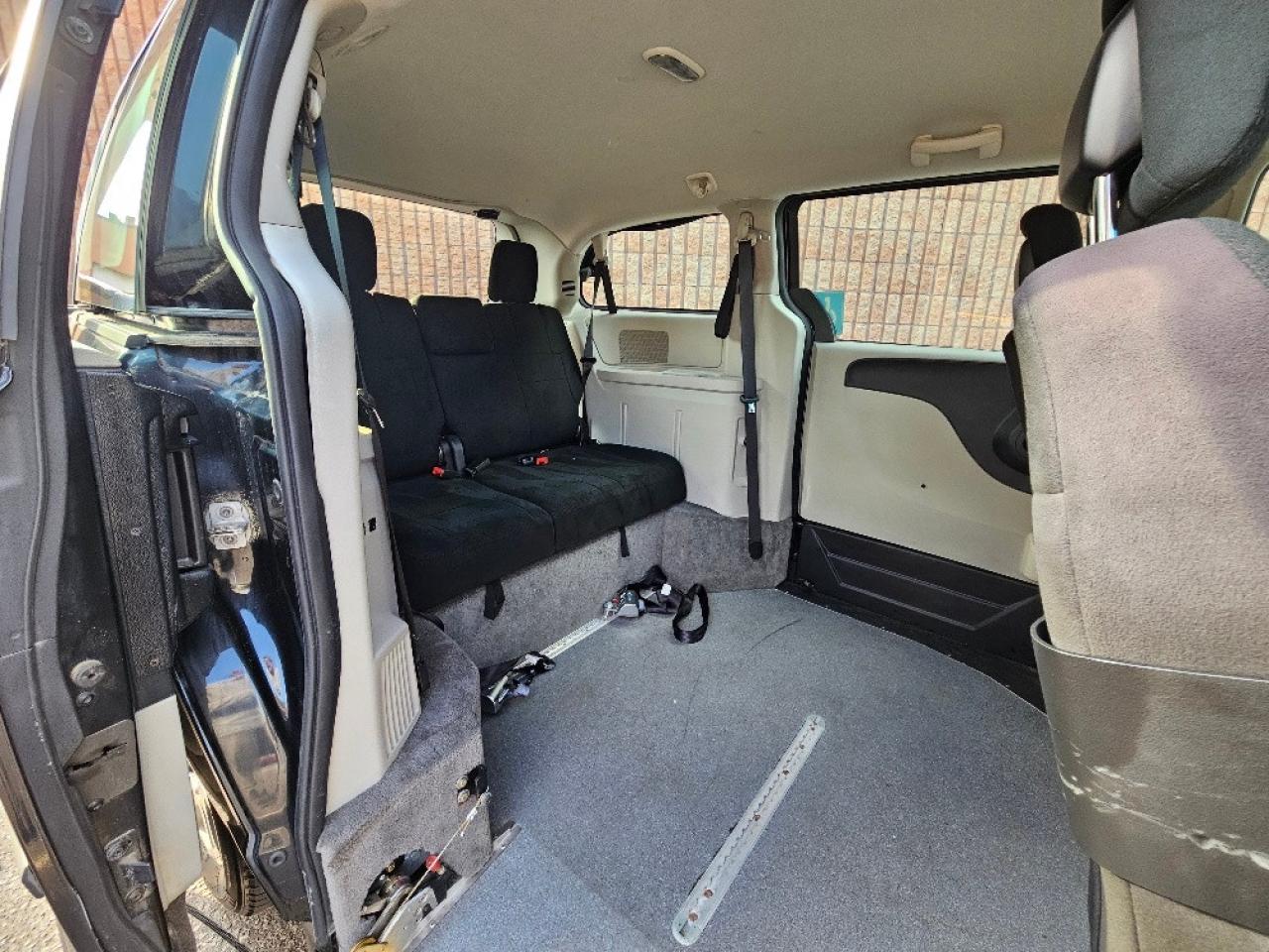 2012 Dodge Grand Caravan SAVARIA WHEELCHAIR ACCESIBILITY-POWER RAMP Photo3