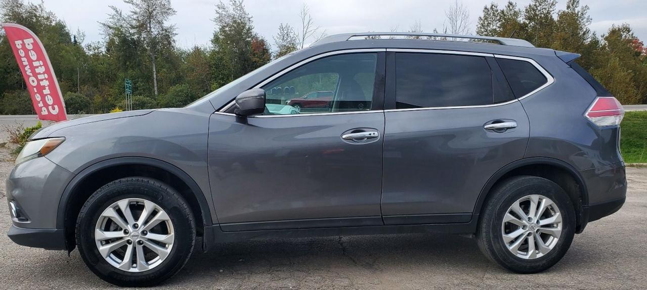 2016 Nissan Rogue SV Photo3