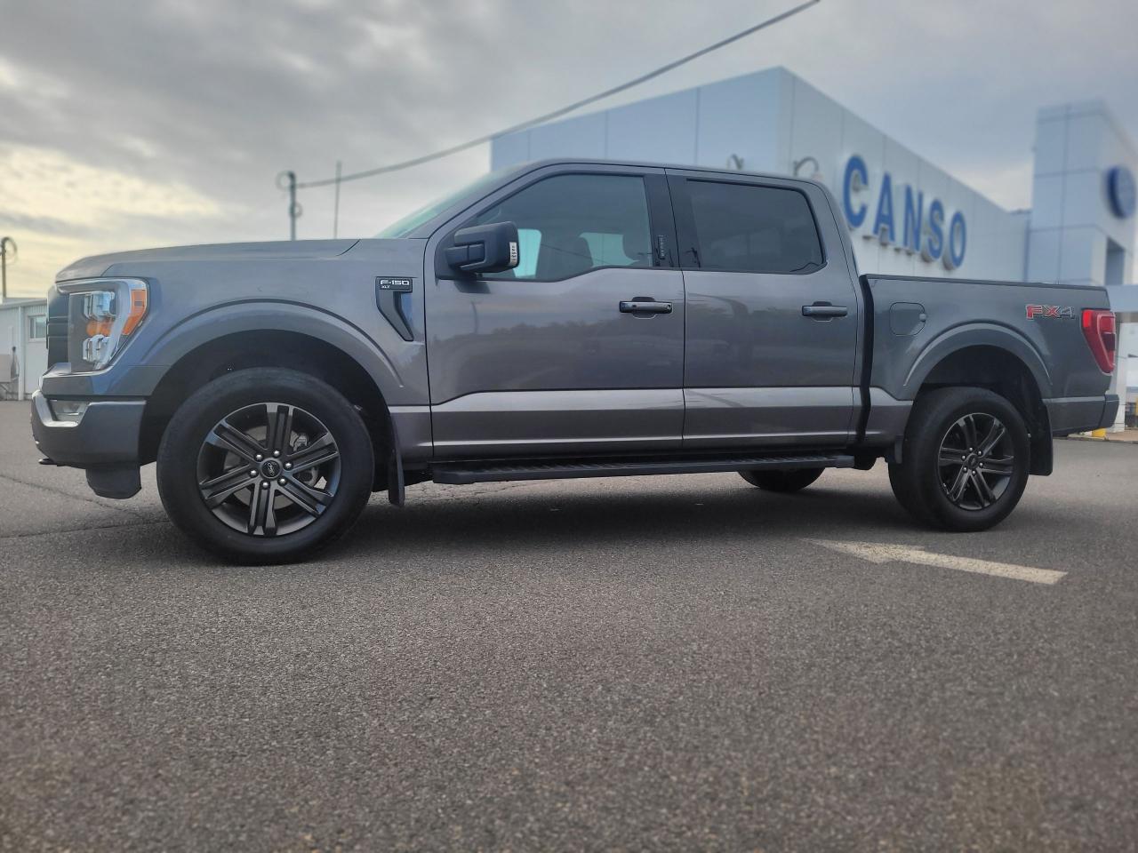 2021 Ford F-150 XLT 4X4 SUPERCREW W/ SPORT / OFF LEASE Photo2