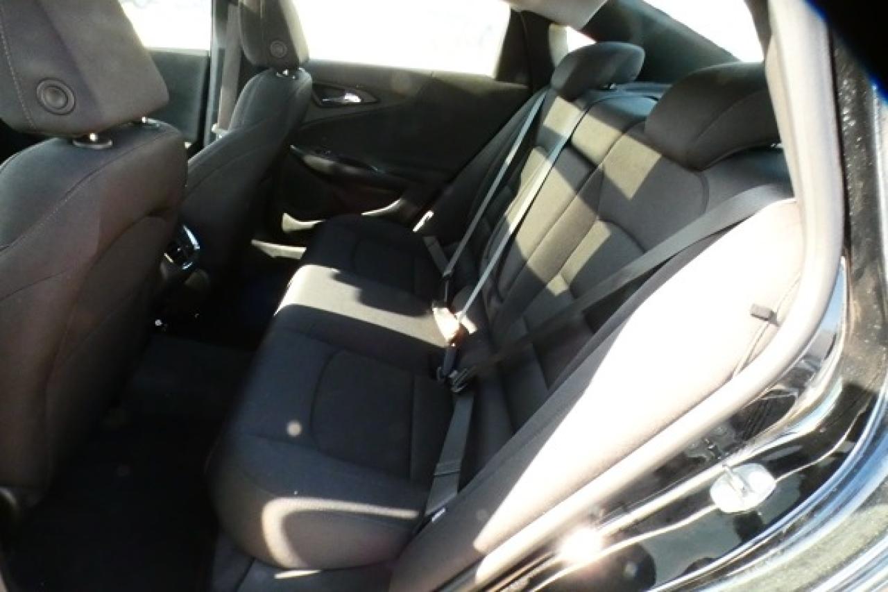 2023 Chevrolet Malibu 1LT w/Htd cloth, pano S/R, BUC - Photo #9