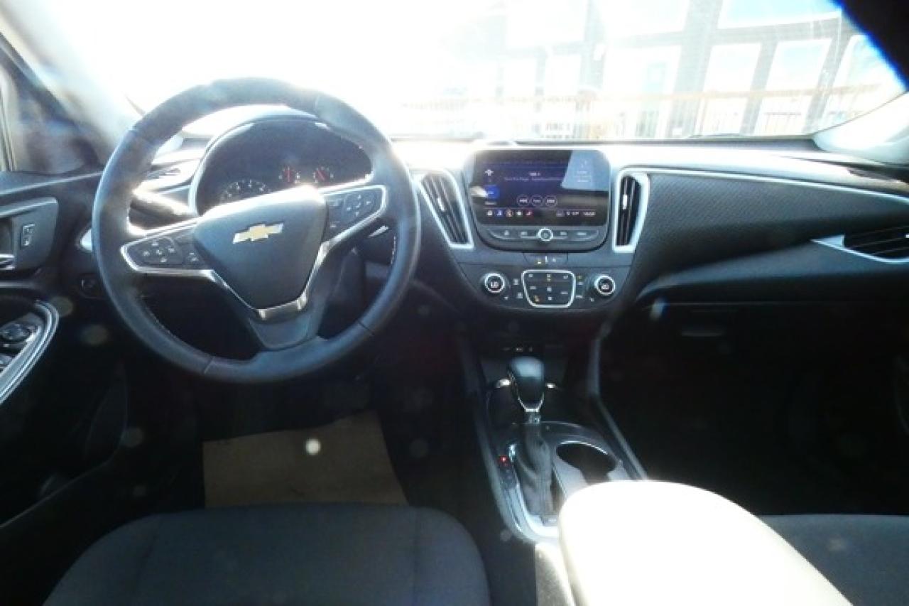 2023 Chevrolet Malibu 1LT w/Htd cloth, pano S/R, BUC - Photo #11