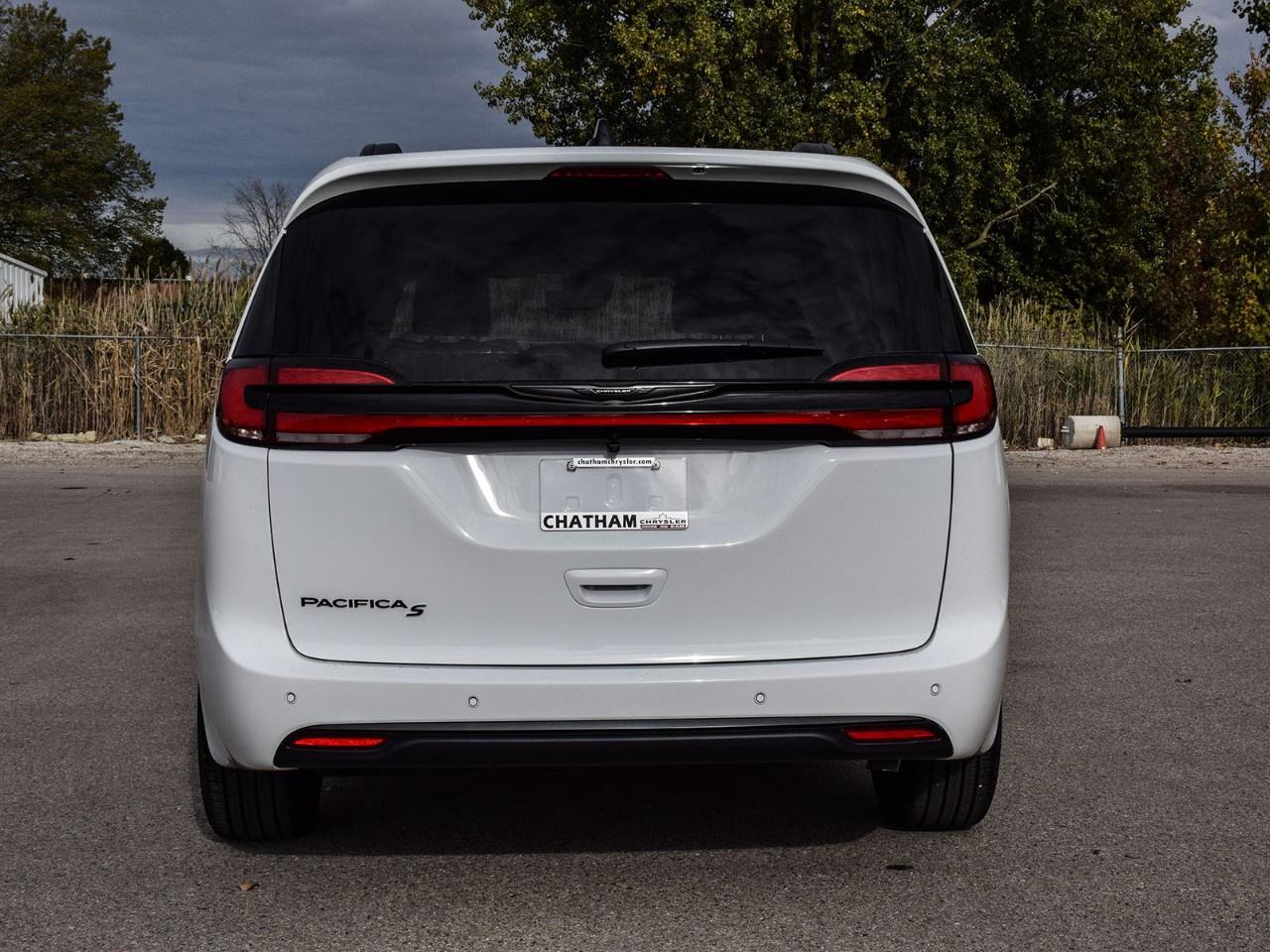 2026 Chrysler Pacifica Select FWD Photo2