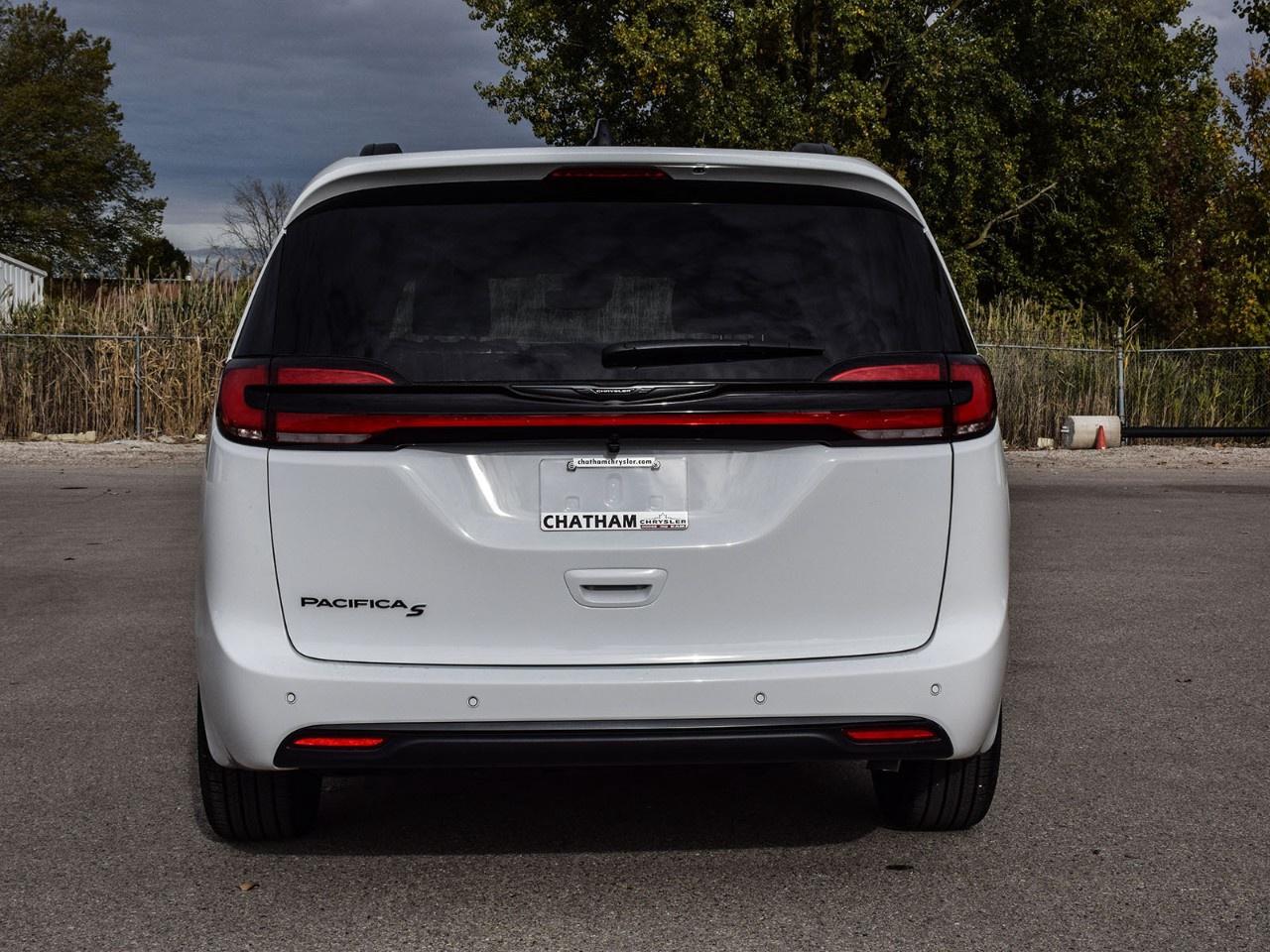 2026 Chrysler Pacifica Select FWD Photo2