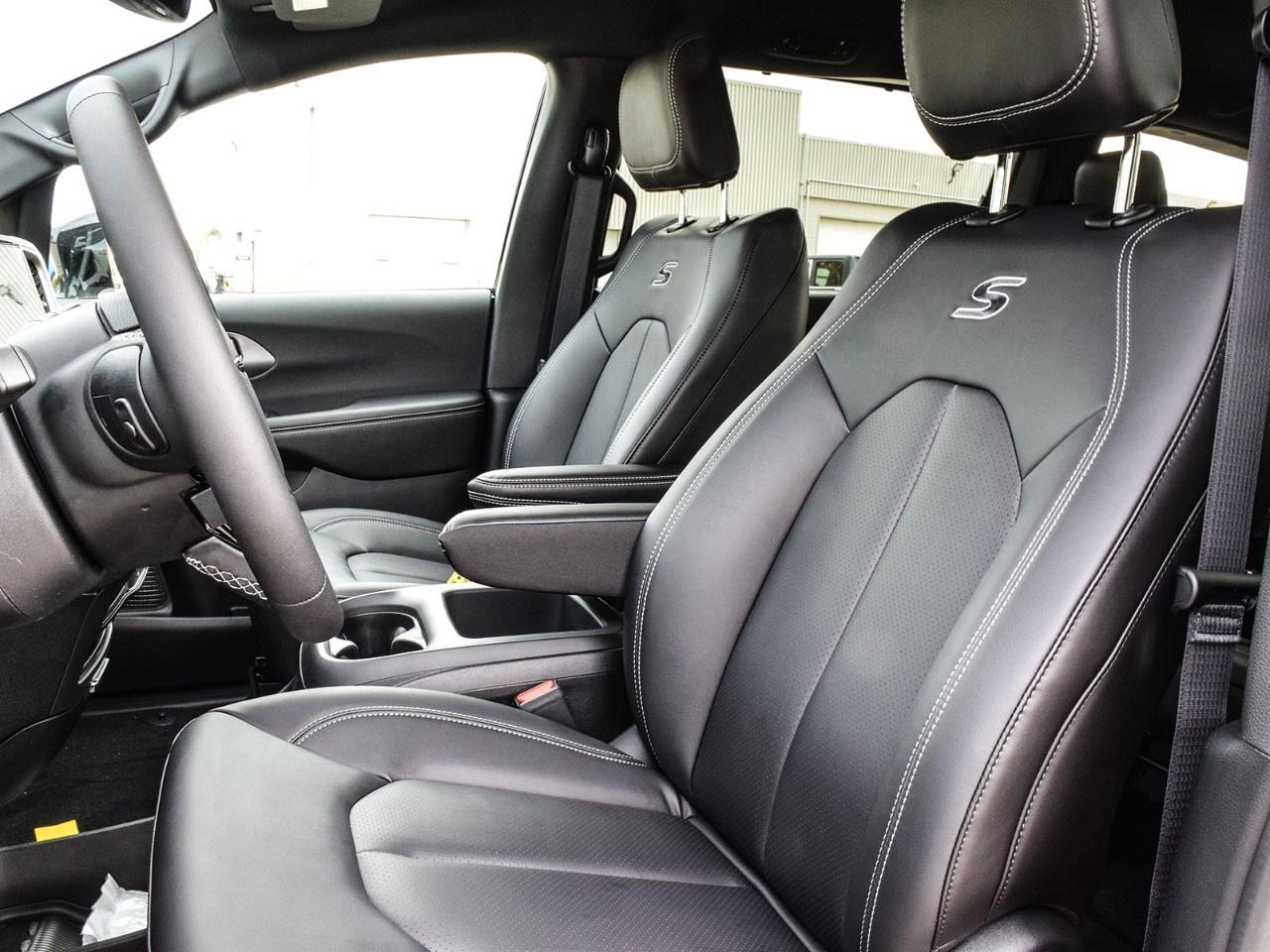 2026 Chrysler Pacifica Select FWD Photo