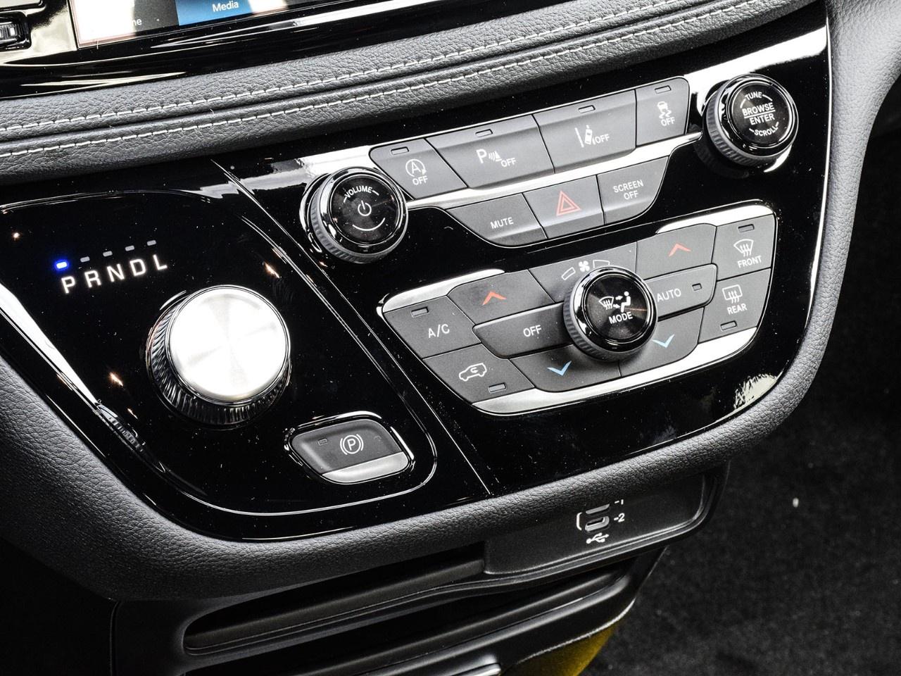 2026 Chrysler Pacifica Select FWD Photo