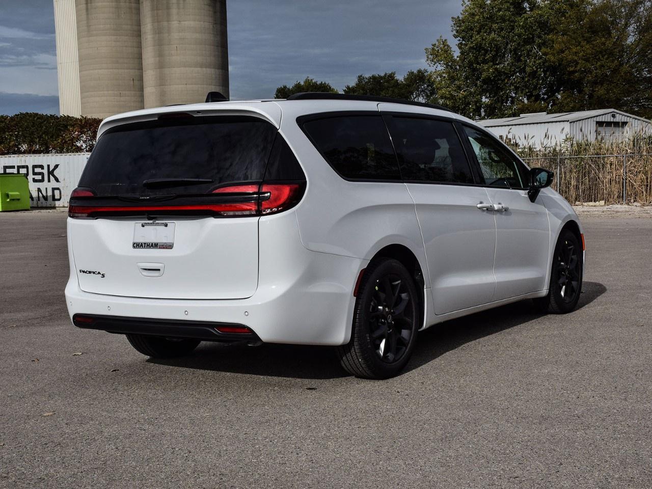 2026 Chrysler Pacifica Select FWD Photo3