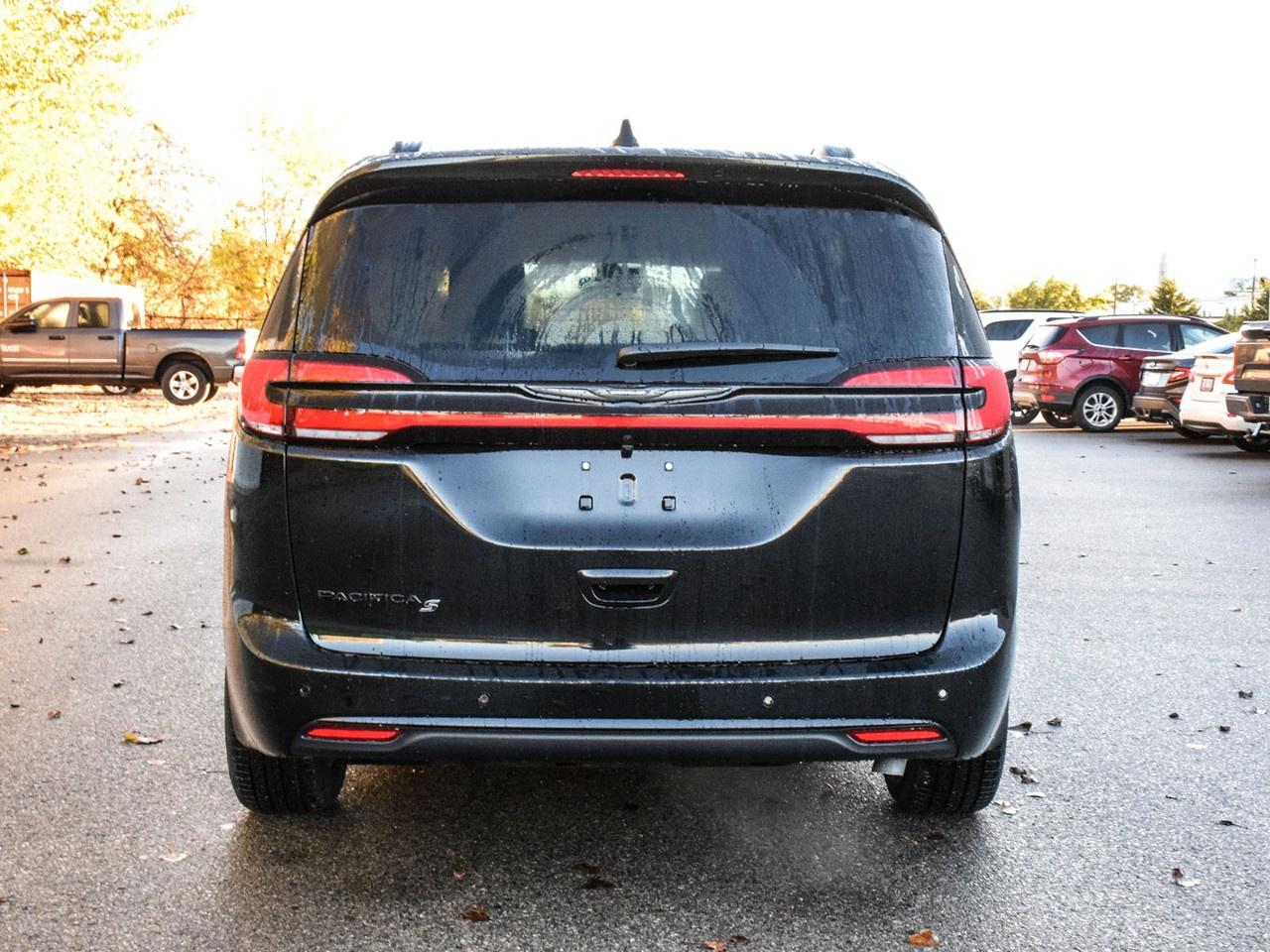 2026 Chrysler Pacifica Select FWD Photo2