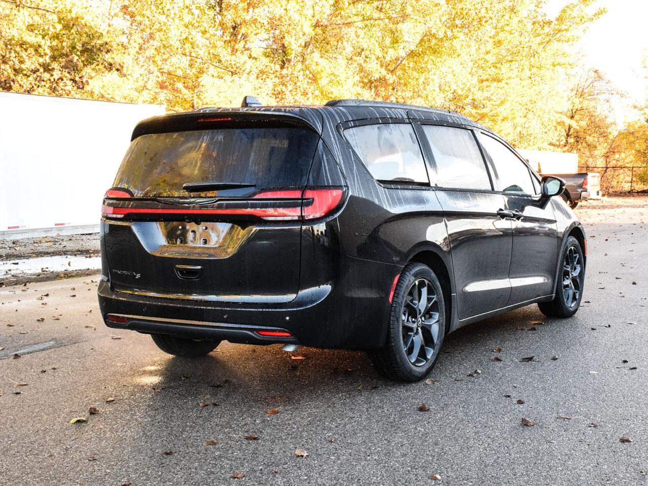 2026 Chrysler Pacifica Select FWD Photo3