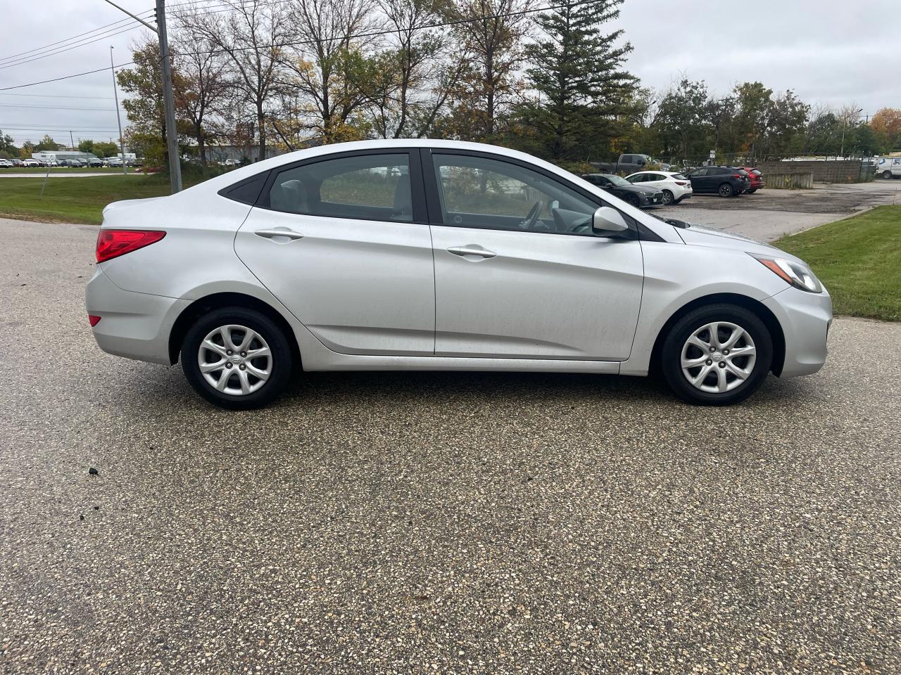 2012 Hyundai Accent GL - Photo #4